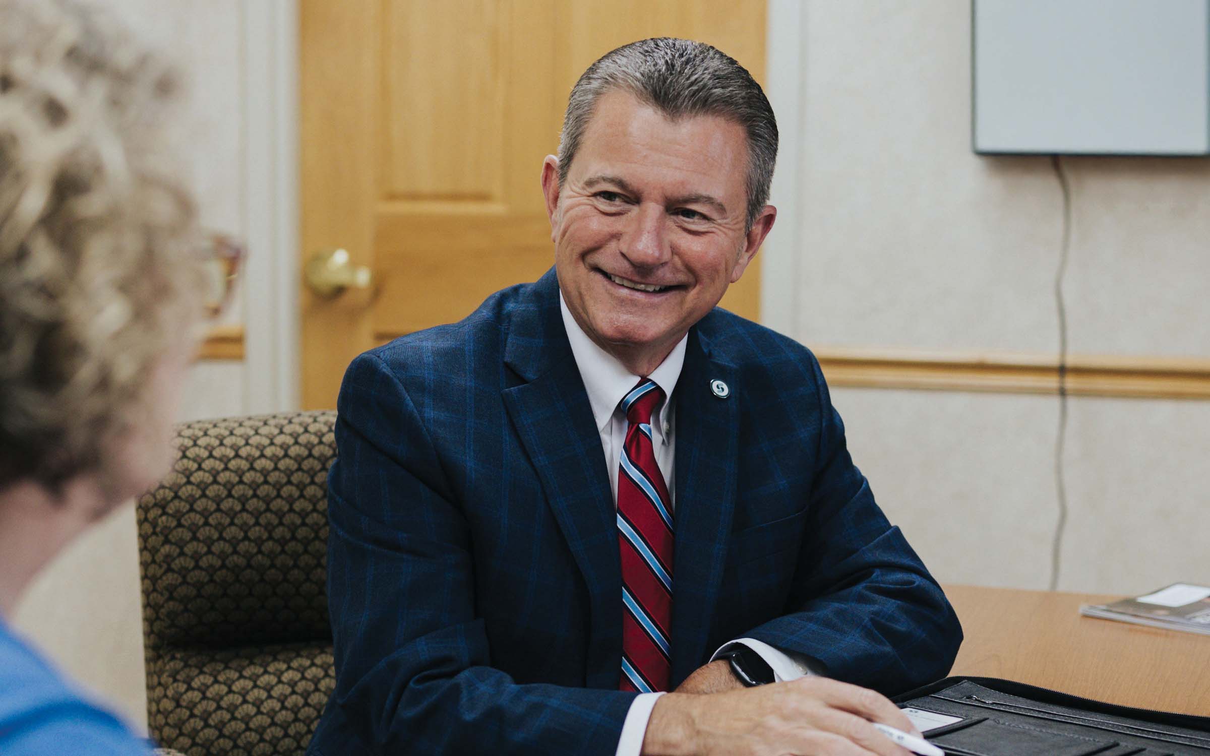 Skyline National Bank’s president and CEO Blake Edwards (right), shown with EVP and CFO Lori Vaught (left), says Skyline reaped rewards after it kept on high-performing employees when it acquired a smaller bank.